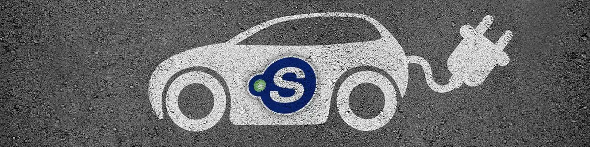 Auf Asphalt aufgemaltes Elektroauto-Symbol mit Ladestecker und point S Logo.