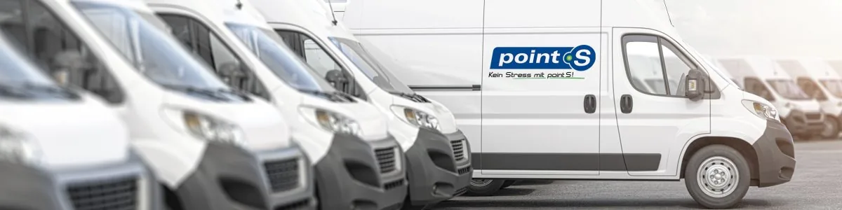 Reihe weißer Transporter, einer davon mit point S Beschriftung.