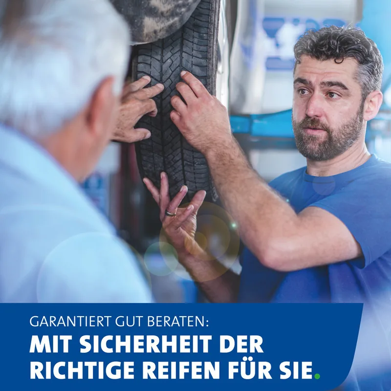 Werkstattmitarbeiter zeigt einem Kunden das Profil eines Reifens – Kampagnenmotiv der point S Kooperation.